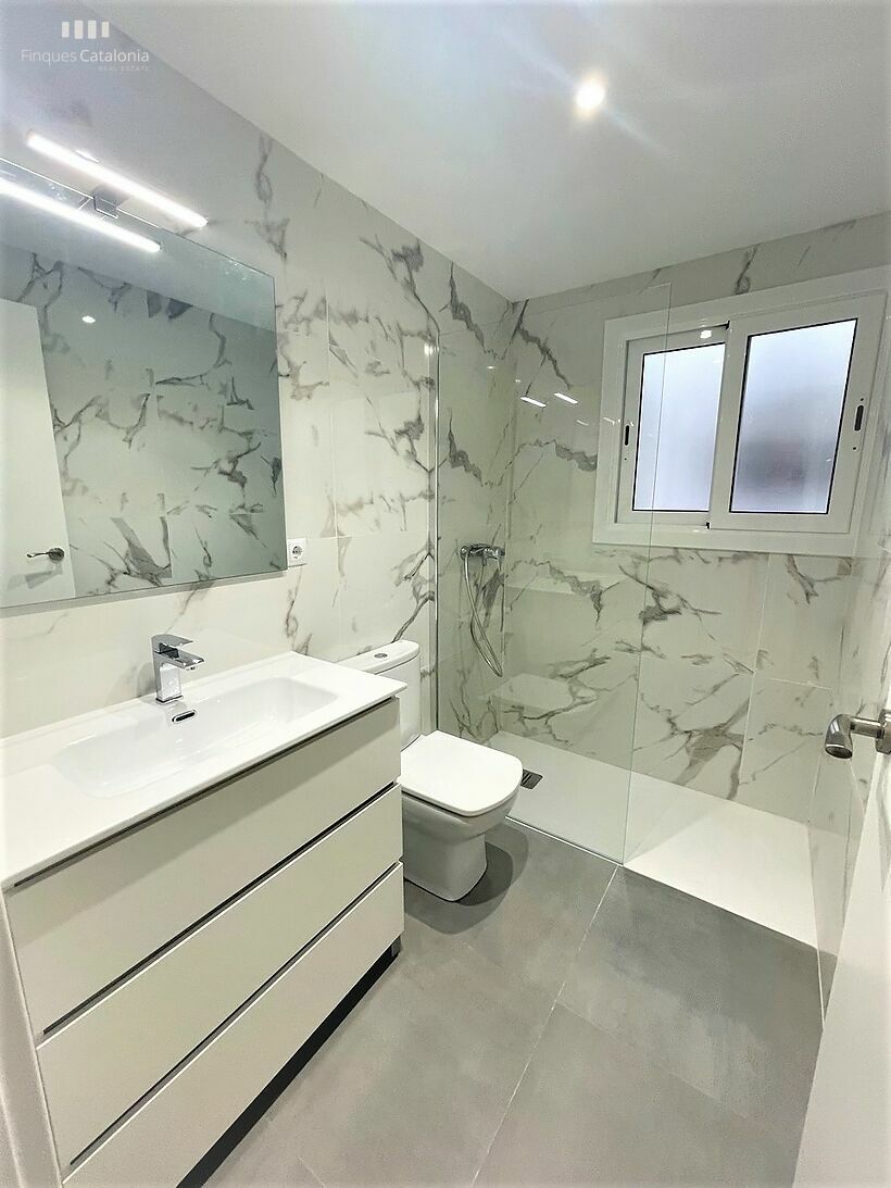 Piso reformado con 3 habitaciones y terraza grande en 2ª línea de Sant Antoni de Calonge