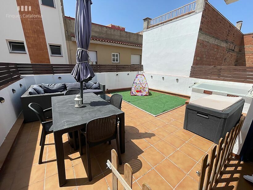Renovated house in Palamós with 3 bedrooms, garage, heating and terrace.