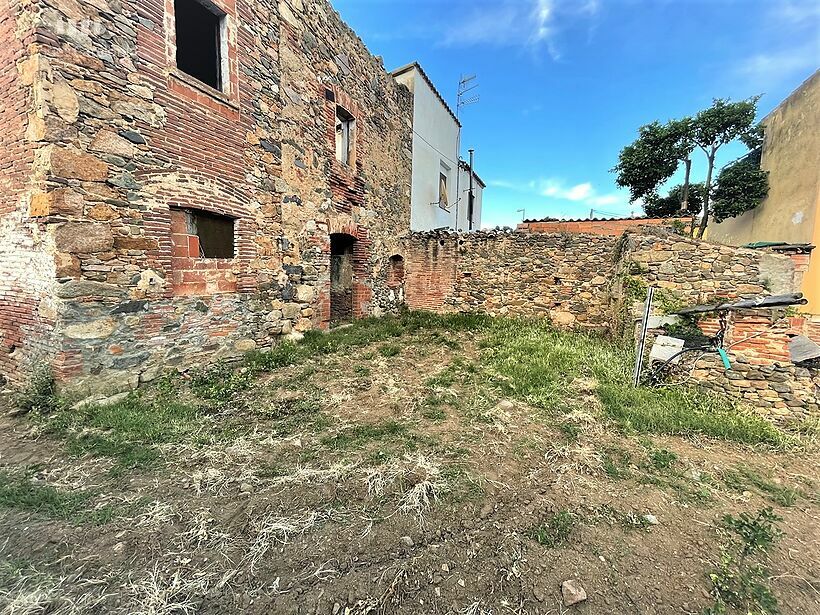 Casa en ruinas con parcela de 472 m2 tocando MAS BARCELÓ CALONGE