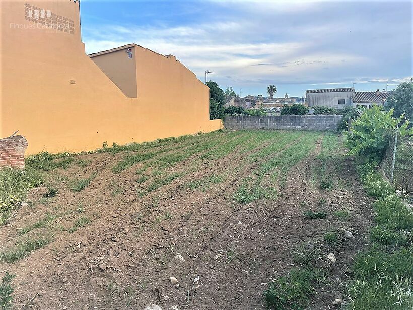 Casa en ruinas con parcela de 472 m2 tocando MAS BARCELÓ CALONGE