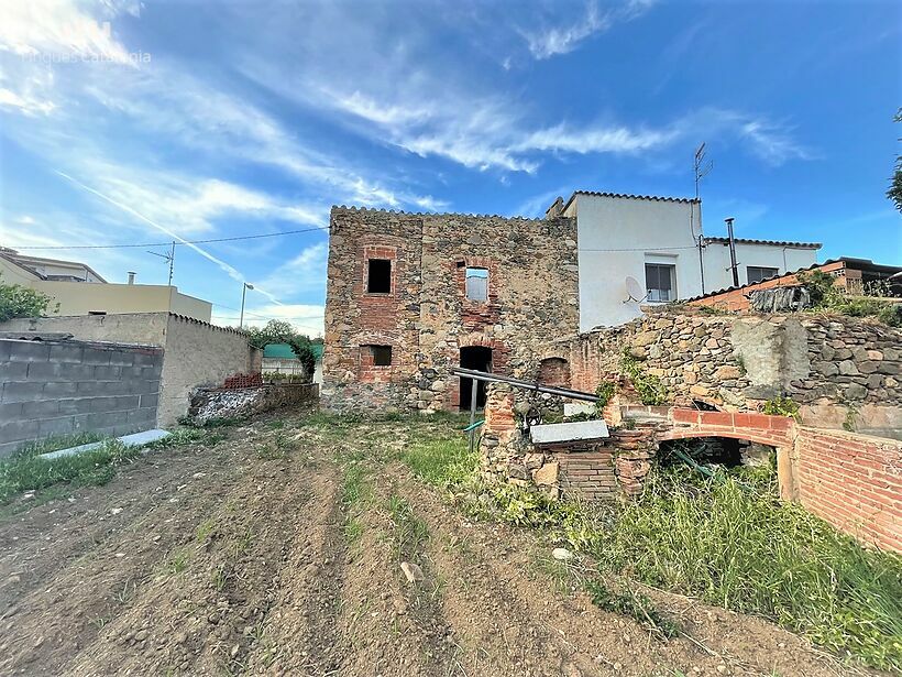 Casa en ruinas con parcela de 472 m2 tocando MAS BARCELÓ CALONGE