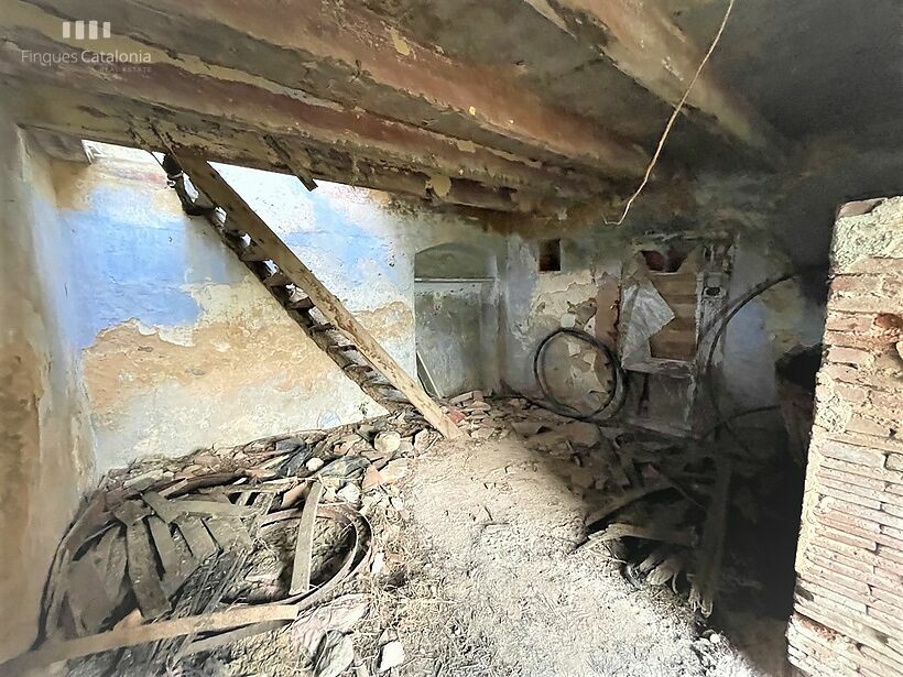 Casa en ruinas con parcela de 472 m2 tocando MAS BARCELÓ CALONGE