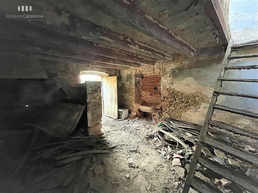 Casa en ruinas con parcela de 472 m2 tocando MAS BARCELÓ CALONGE