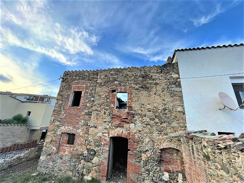 Casa en ruinas con parcela de 472 m2 tocando MAS BARCELÓ CALONGE