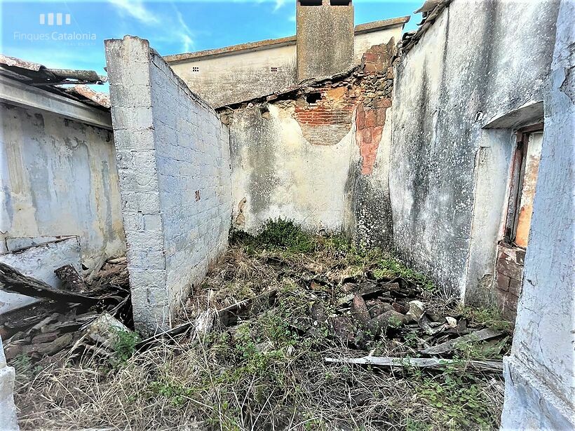 Casa en ruinas con parcela de 472 m2 tocando MAS BARCELÓ CALONGE