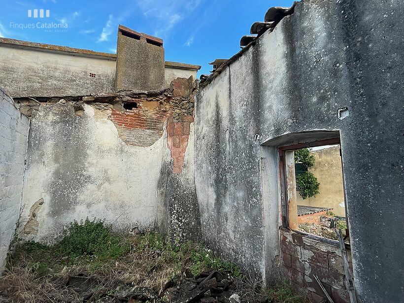 Casa en ruinas con parcela de 472 m2 tocando MAS BARCELÓ CALONGE