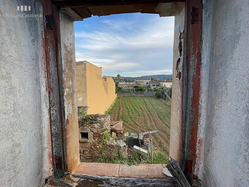 Casa en ruinas con parcela de 472 m2 tocando MAS BARCELÓ CALONGE