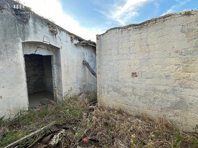 Casa en ruinas con parcela de 472 m2 tocando MAS BARCELÓ CALONGE