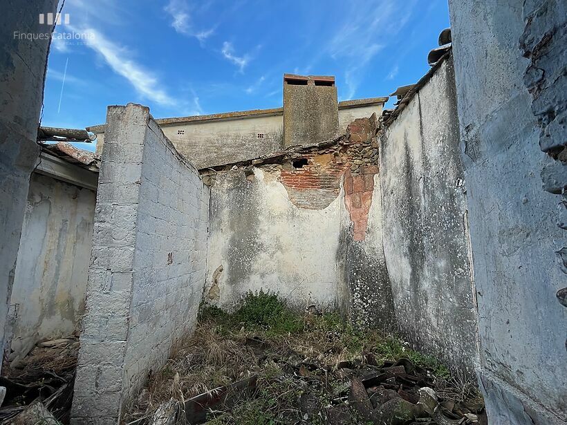 House in ruins with a plot of 472 m2 near MAS BARCELÓ CALONGE