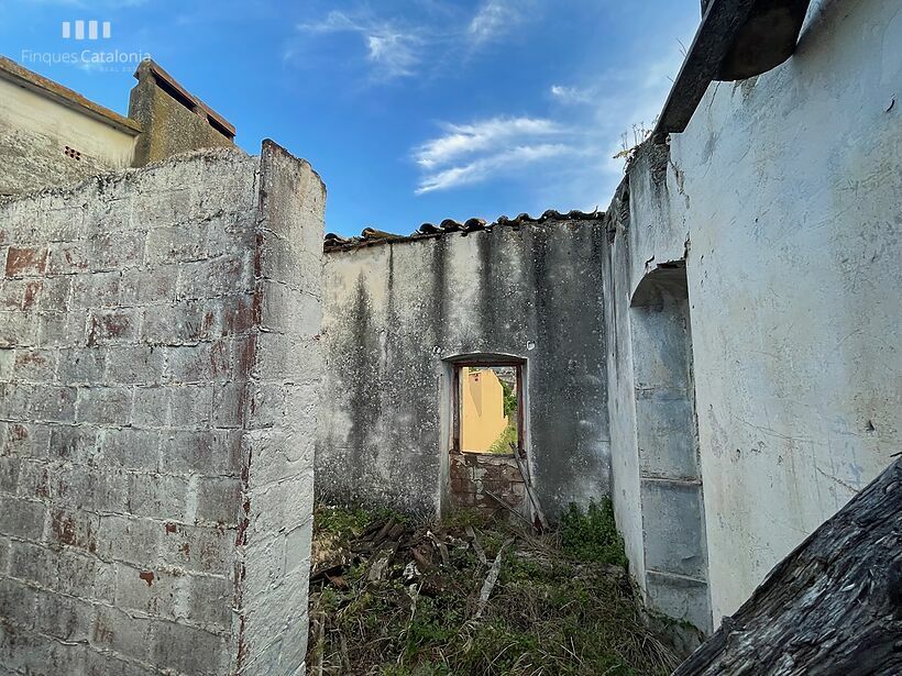 Casa en ruïnes amb parcel·la de 472 m2 tocant MAS BARCELÓ CALONGE