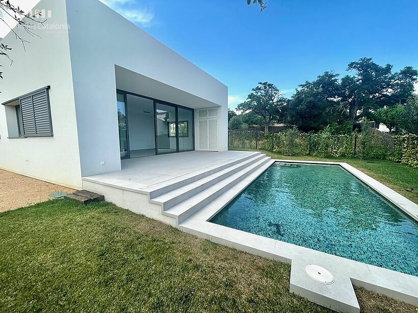 Nouvelle maison design à Sant Pol-S'Agaró et à une courte distance de la plage.