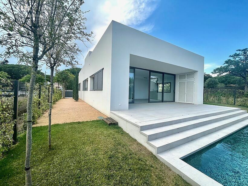 Casa de diseño en Sant Pol-S'Agaró a estrenar y poca distancia de la playa .