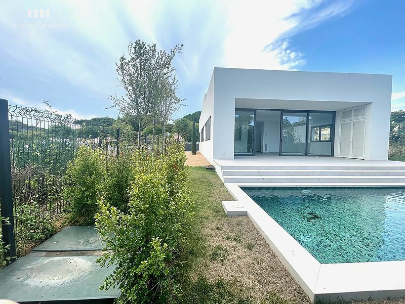 Casa de diseño en Sant Pol-S'Agaró a estrenar y poca distancia de la playa .