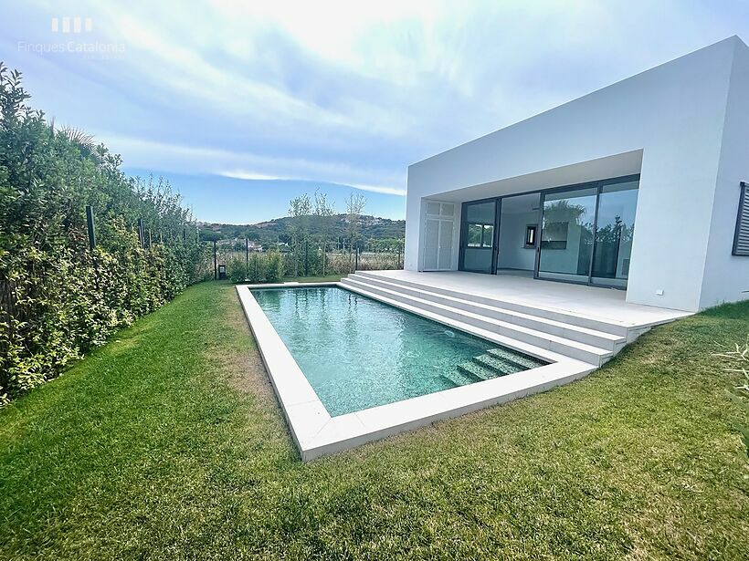 Casa de diseño en Sant Pol-S'Agaró a estrenar y poca distancia de la playa .