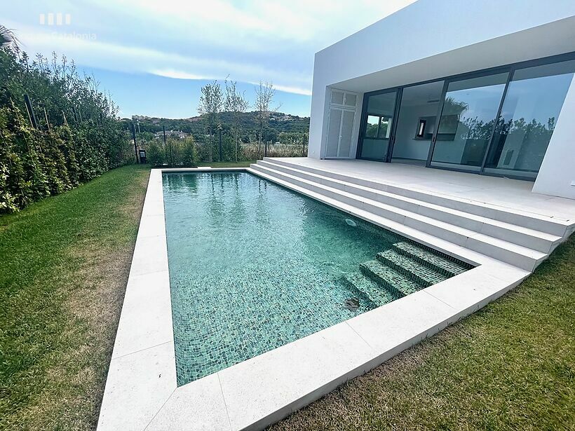 Casa de diseño en Sant Pol-S'Agaró a estrenar y poca distancia de la playa .