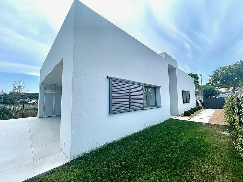 Nouvelle maison design à Sant Pol-S'Agaró et à une courte distance de la plage.