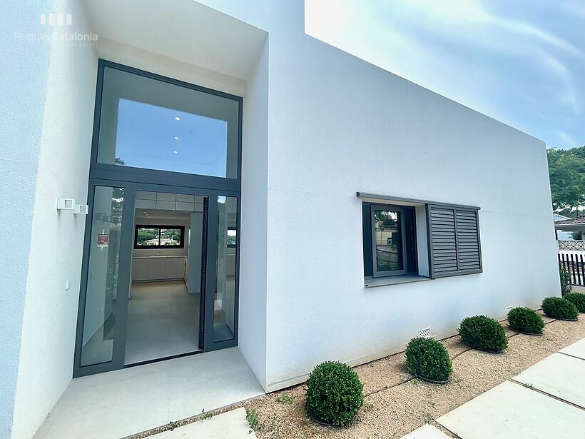 Brand new design house in Sant Pol-S'Agaró and a short distance from the beach.