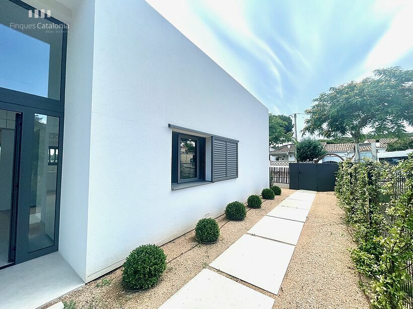 Brand new design house in Sant Pol-S'Agaró and a short distance from the beach.