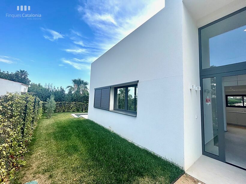 Casa de diseño en Sant Pol-S'Agaró a estrenar y poca distancia de la playa .