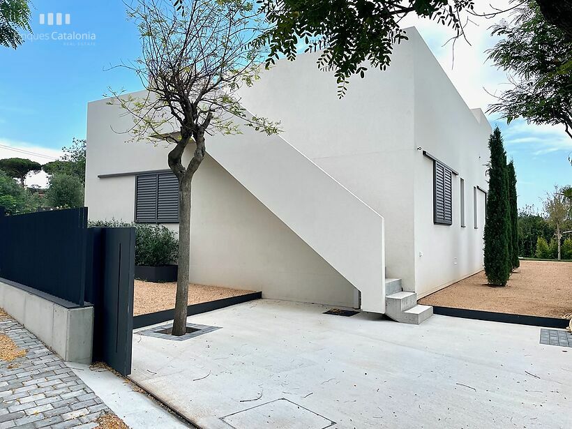 Casa de diseño en Sant Pol-S'Agaró a estrenar y poca distancia de la playa .