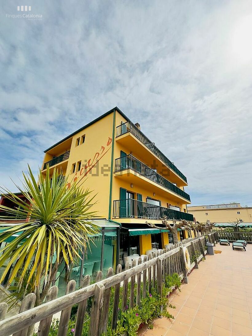 Magnificent transfer of a family hotel-restaurant with 17 rooms in the heart of the Costa Brava!