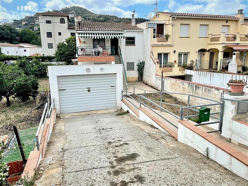 Casa amb 4 habitacions, garatge i una parcel·la de 283 m2 a Calonge.