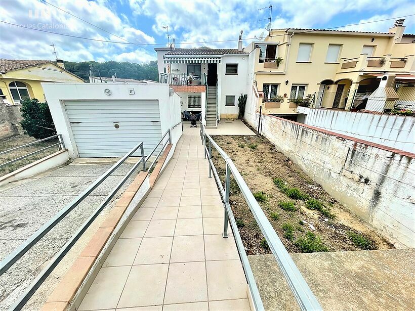 Casa amb 4 habitacions, garatge i una parcel·la de 283 m2 a Calonge.