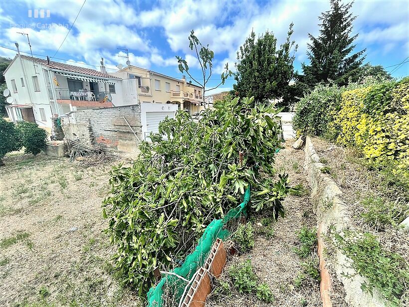 Casa con 4 habitaciones , garaje y una parcela de 283 m2 en Calonge .