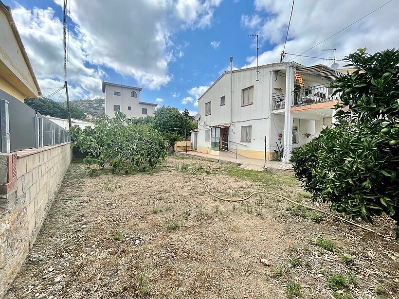 Casa amb 4 habitacions, garatge i una parcel·la de 283 m2 a Calonge.