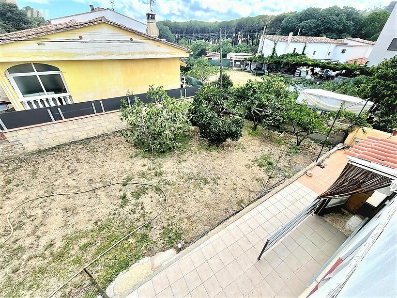 Casa con 4 habitaciones , garaje y una parcela de 283 m2 en Calonge .