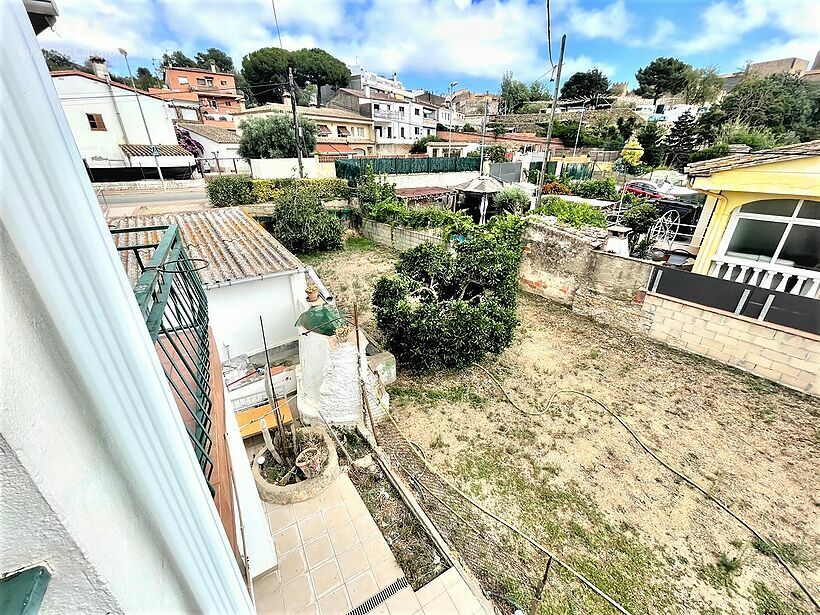 Casa amb 4 habitacions, garatge i una parcel·la de 283 m2 a Calonge.