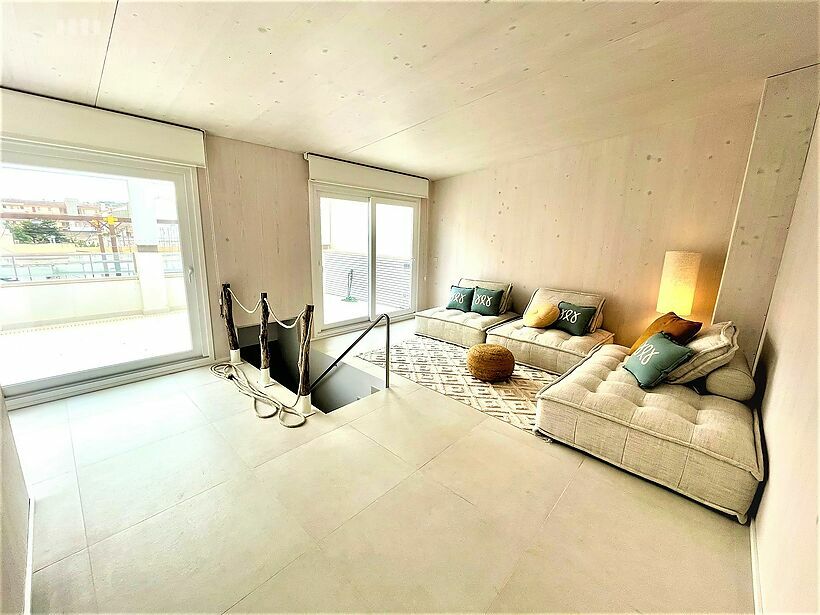 Casa amb vistes mar, 4 dormitoris, terrassa 21 m2 i 2 places de pàrquing a Sant Antoni de Calonge