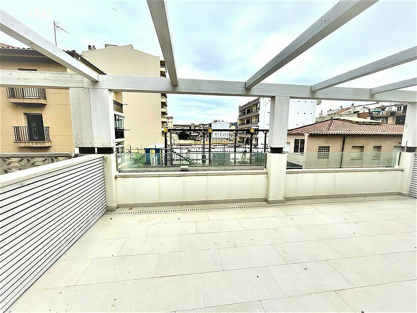 Casa amb vistes mar, 4 dormitoris, terrassa 21 m2 i 2 places de pàrquing a Sant Antoni de Calonge