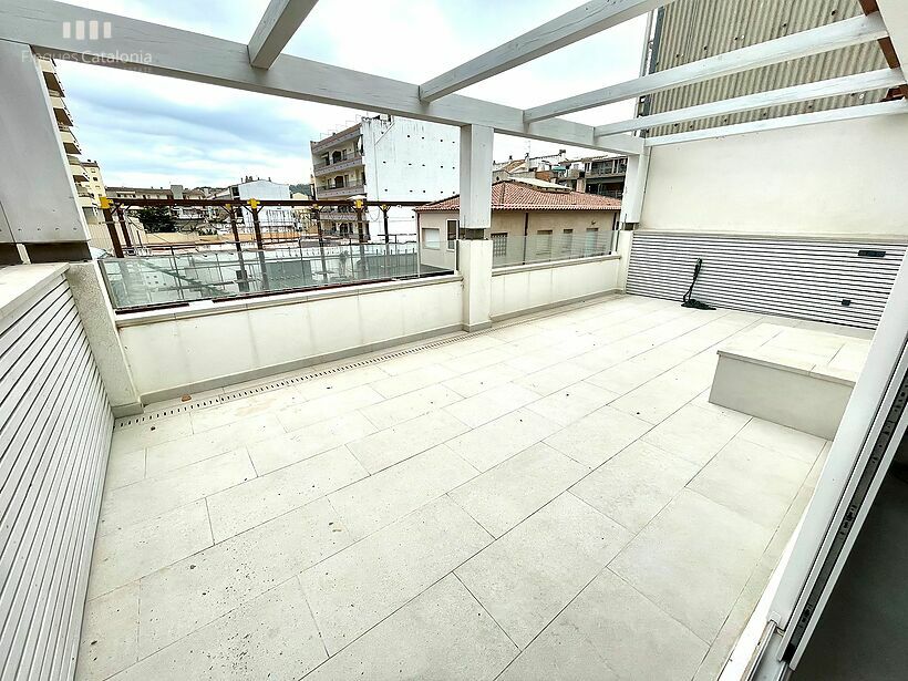 Casa amb vistes mar, 4 dormitoris, terrassa 21 m2 i 2 places de pàrquing a Sant Antoni de Calonge