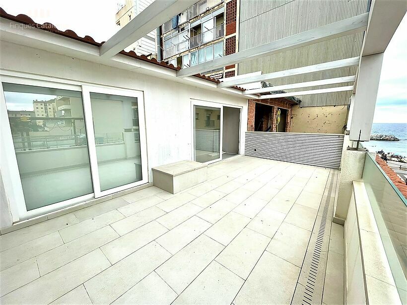 Casa amb vistes mar, 4 dormitoris, terrassa 21 m2 i 2 places de pàrquing a Sant Antoni de Calonge