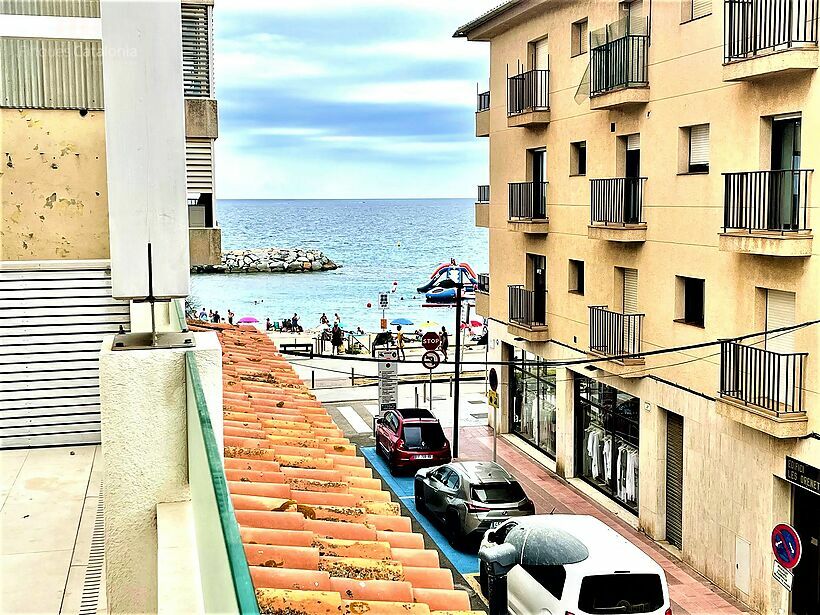 Casa amb vistes mar, 4 dormitoris, terrassa 21 m2 i 2 places de pàrquing a Sant Antoni de Calonge