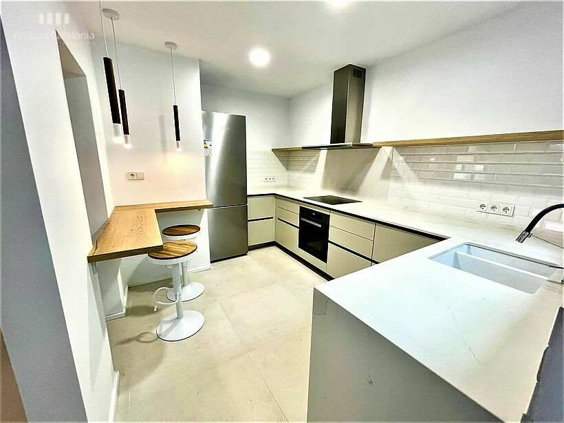 Casa amb vistes mar, 4 dormitoris, terrassa 21 m2 i 2 places de pàrquing a Sant Antoni de Calonge