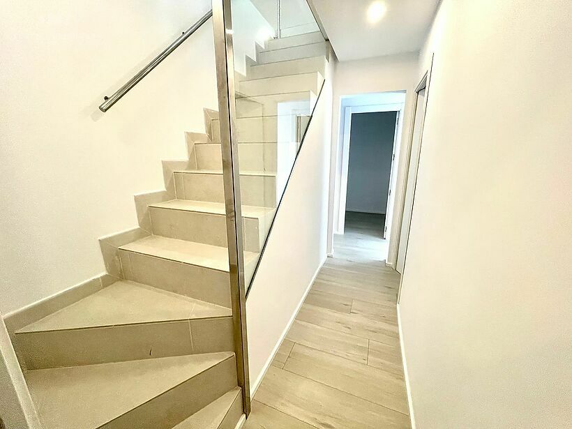 Casa amb vistes mar, 4 dormitoris, terrassa 21 m2 i 2 places de pàrquing a Sant Antoni de Calonge