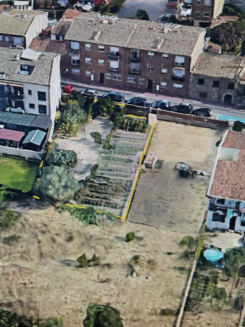 Terrain urbain de 678 m2 dans la ville de Calonge pour faire deux maisons ou un bloc d'appartements.