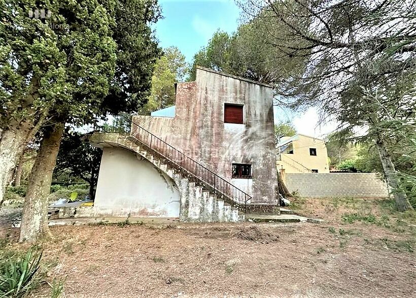 Rustic house of 124 m2 built with land of 1,197 m2 800 meters from the sea and behind the Consum Supermarket in Torre Valentina