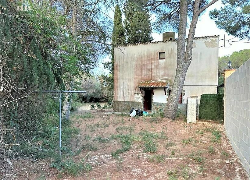 Rustic house of 124 m2 built with land of 1,197 m2 800 meters from the sea and behind the Consum Supermarket in Torre Valentina