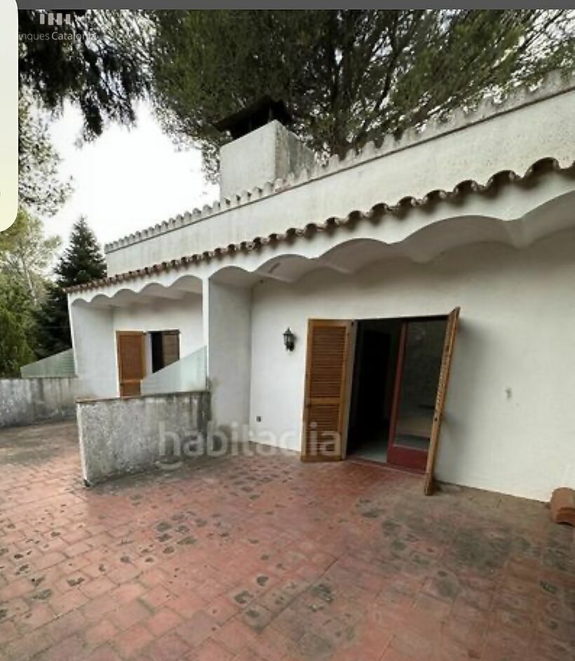 Rustic house of 124 m2 built with land of 1,197 m2 800 meters from the sea and behind the Consum Supermarket in Torre Valentina