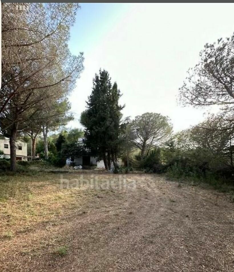 Rustic house of 124 m2 built with land of 1,197 m2 800 meters from the sea and behind the Consum Supermarket in Torre Valentina