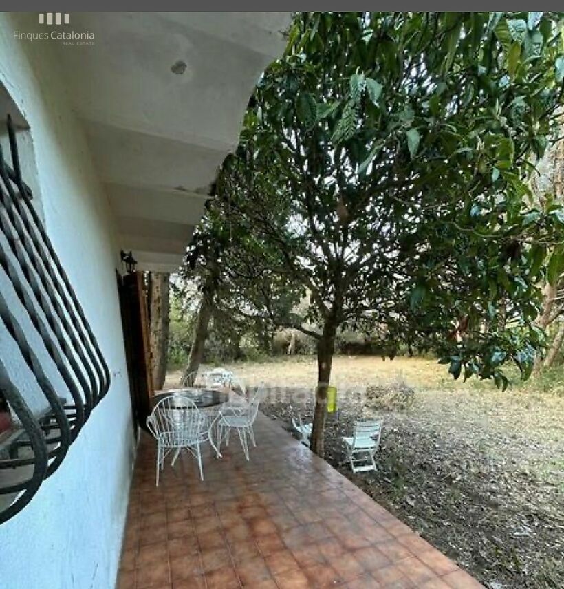 Rustic house of 124 m2 built with land of 1,197 m2 800 meters from the sea and behind the Consum Supermarket in Torre Valentina
