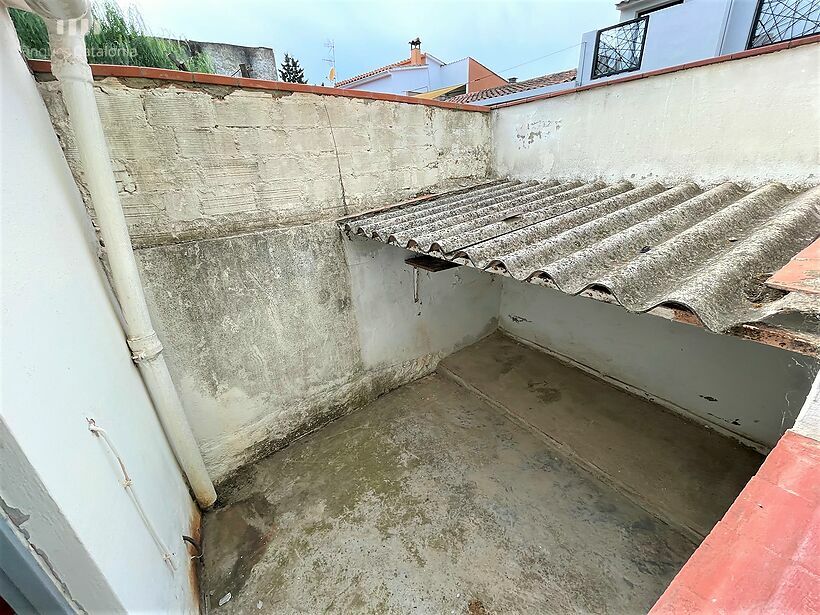 Casa amb 4 habitacions, garatge i una parcel·la de 283 m2 a Calonge.