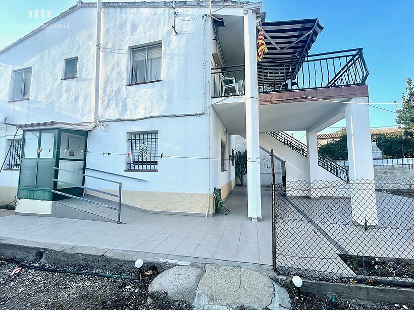 Casa amb 4 habitacions, garatge i una parcel·la de 283 m2 a Calonge.