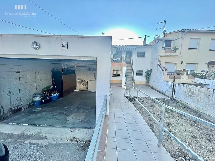 Casa amb 4 habitacions, garatge i una parcel·la de 283 m2 a Calonge.