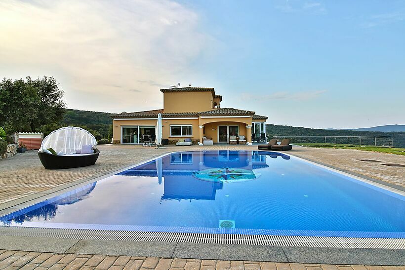 Spectaculaire villa de 4 chambres et 5 salles de bains à vendre avec piscine à débordement et vue panoramique sur l'océan.