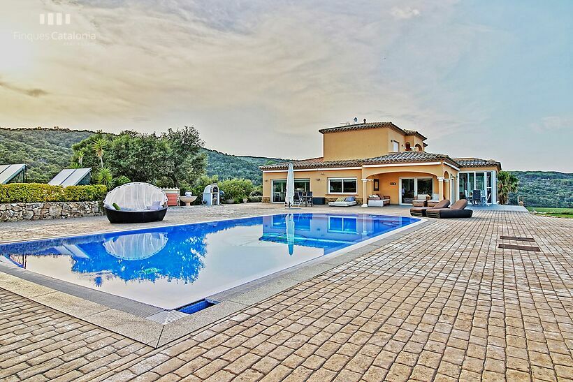 Espectacular vila de 4 dormitoris i 5 banys en venda amb piscina desbordant i vista panoràmica del mar.