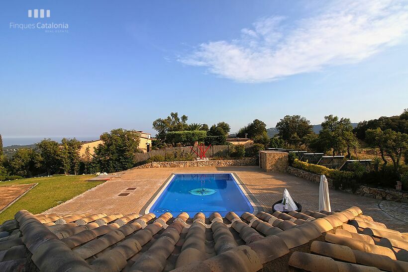Espectacular villa de 4 dormitorios y 5 baños en venta con piscina desbordante y vista panorámica al mar.